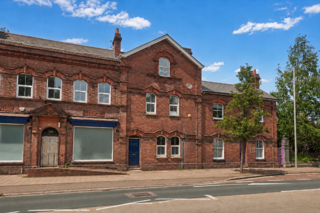 Lot: 64 - FREEHOLD INVESTMENT COMPRISING FIVE FLATS - Front of the property